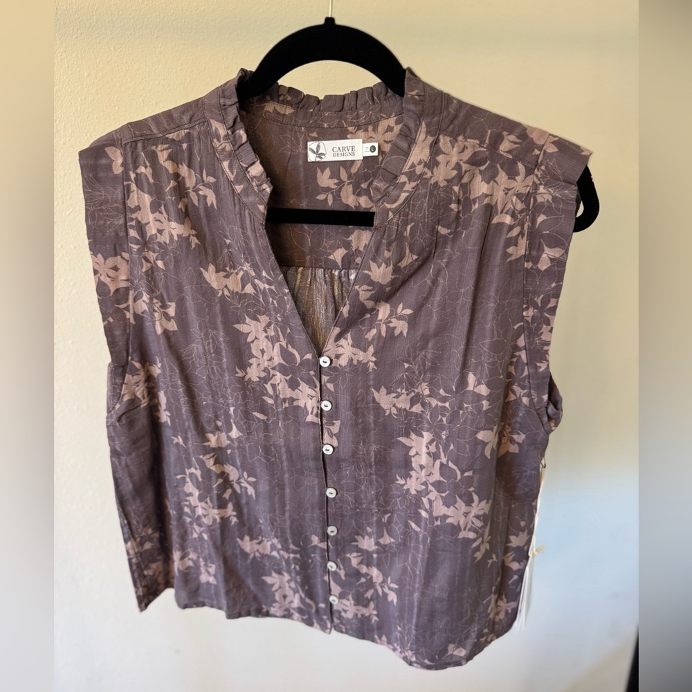 Carve Designs Women's Sleeveless Floral Blouse - Gray and Cream